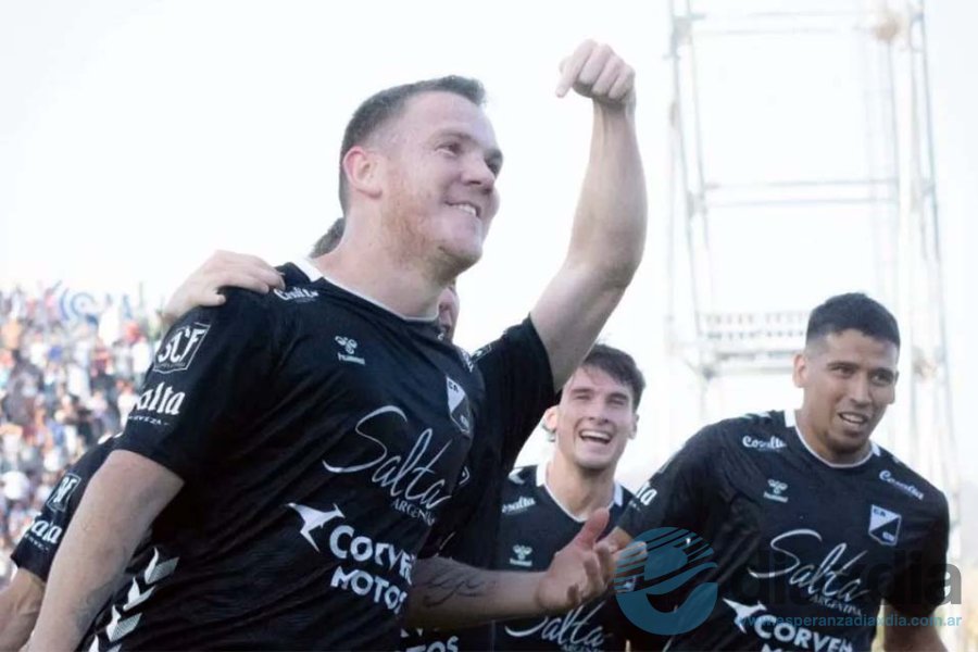 Lesman celebrando el gol como local