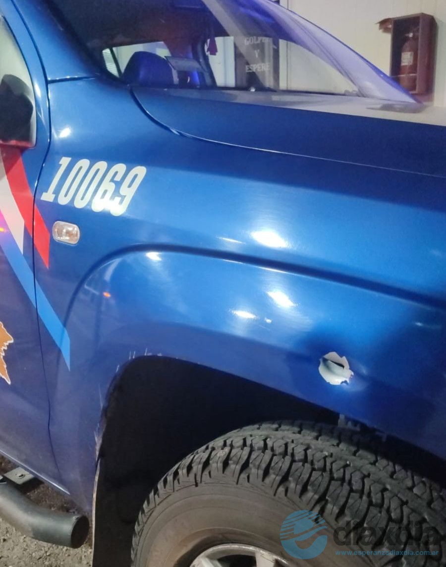 Uno de los móviles policiales baleados