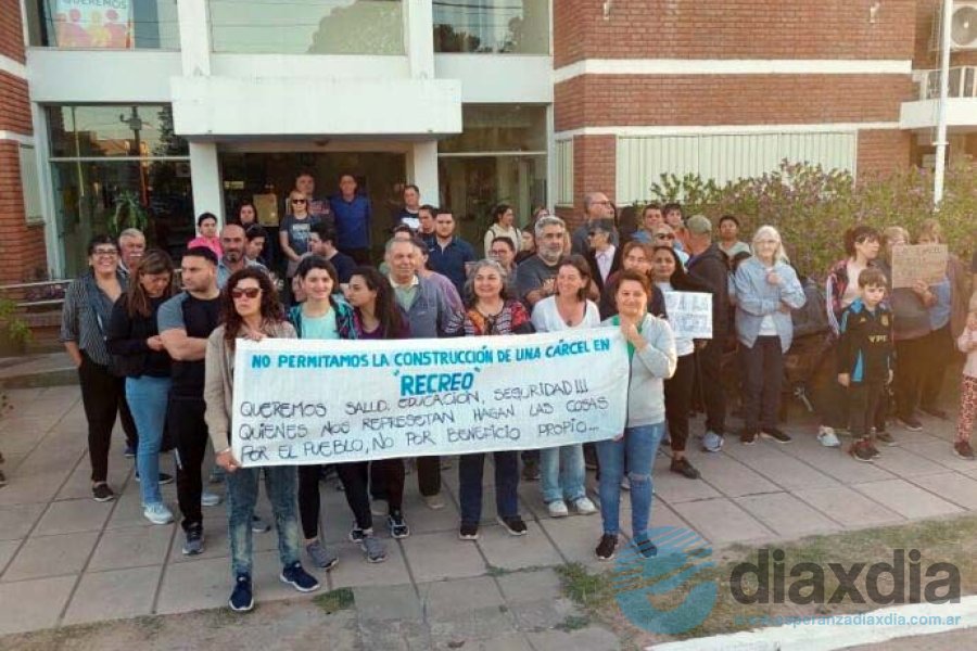 Vecinos de Recreo protestaron frente al municipio