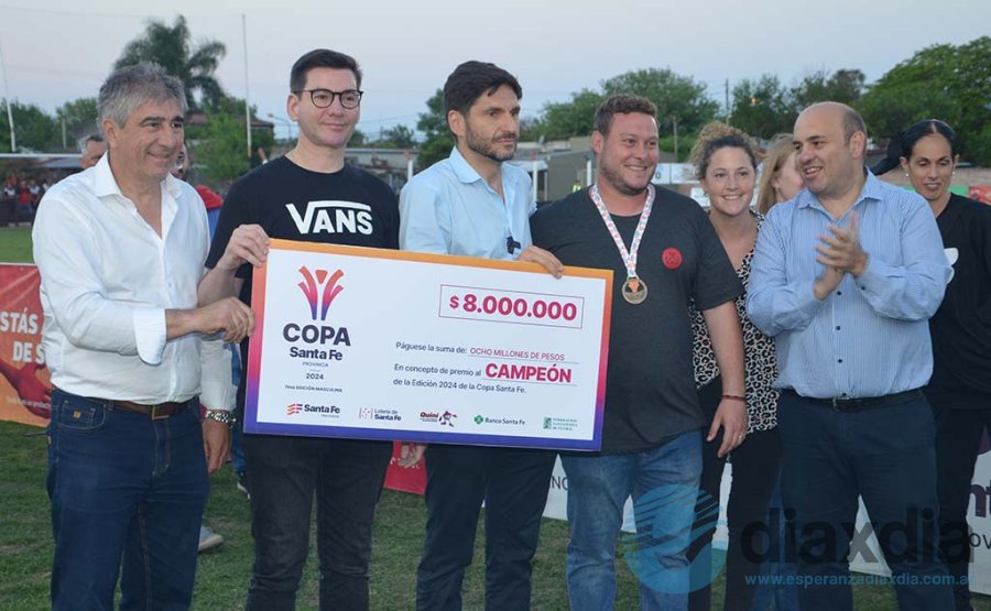 Pullaro entregó el cheque al presidente de Juventud - Edxd