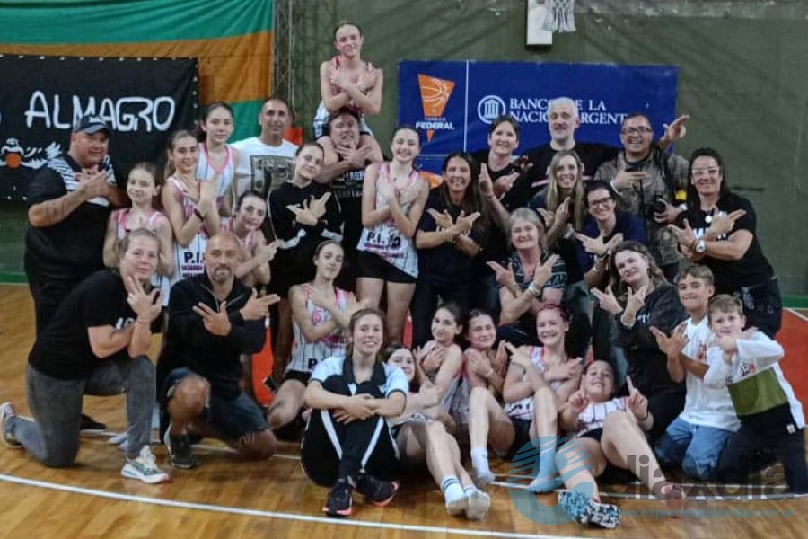 Jugadoras, técnicos y familiares en el festejo