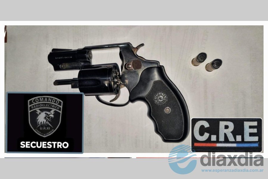 El revolver secuestrado en Esperanza