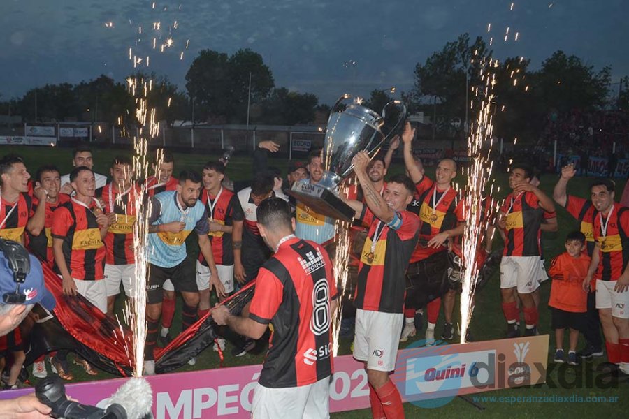 Calza levanta la Copa Santa Fe y todo es alegría