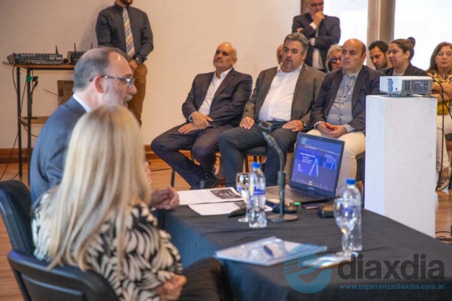 El intendente durante la presentación del fiscal