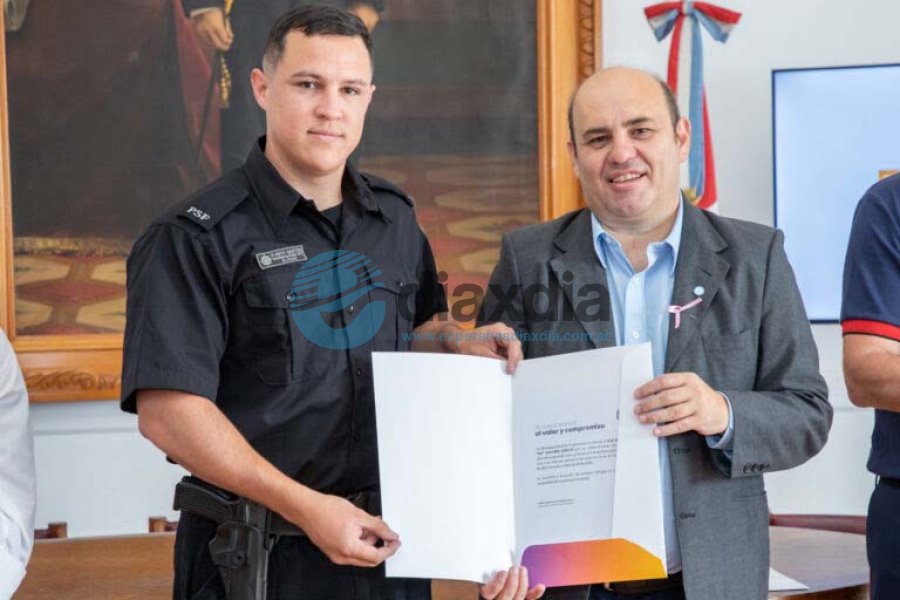 El intendente y uno de los policías reconocidos - Prensa Municipalidad