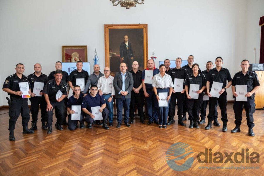 Policías y Bomberos reconocidos en el municipio