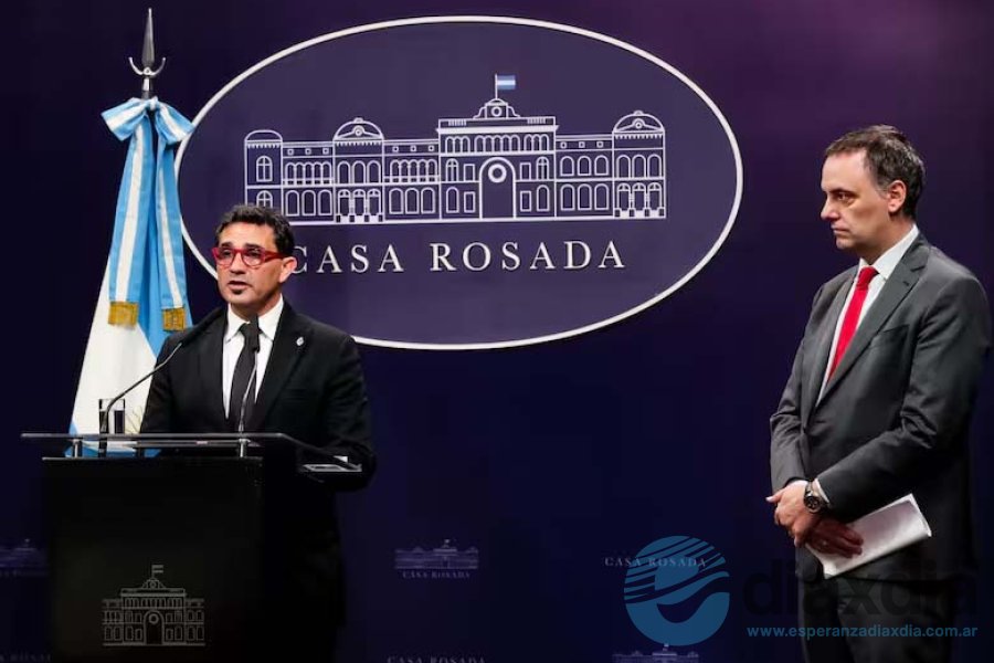 Chaer y Adorni durante los anuncios