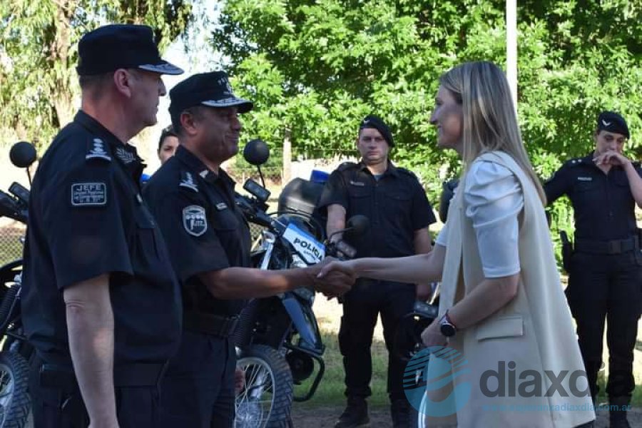 Coudanes entrega los patrulleros al Jefe de Policía de Provincia