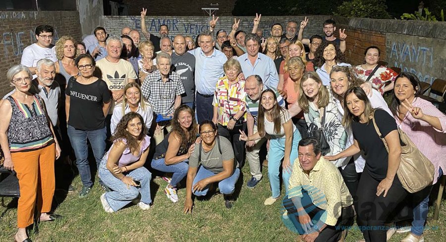Agustín Rossi y los militantes kirchneristas en Esperanza - Foto: @RossiAgustinOk