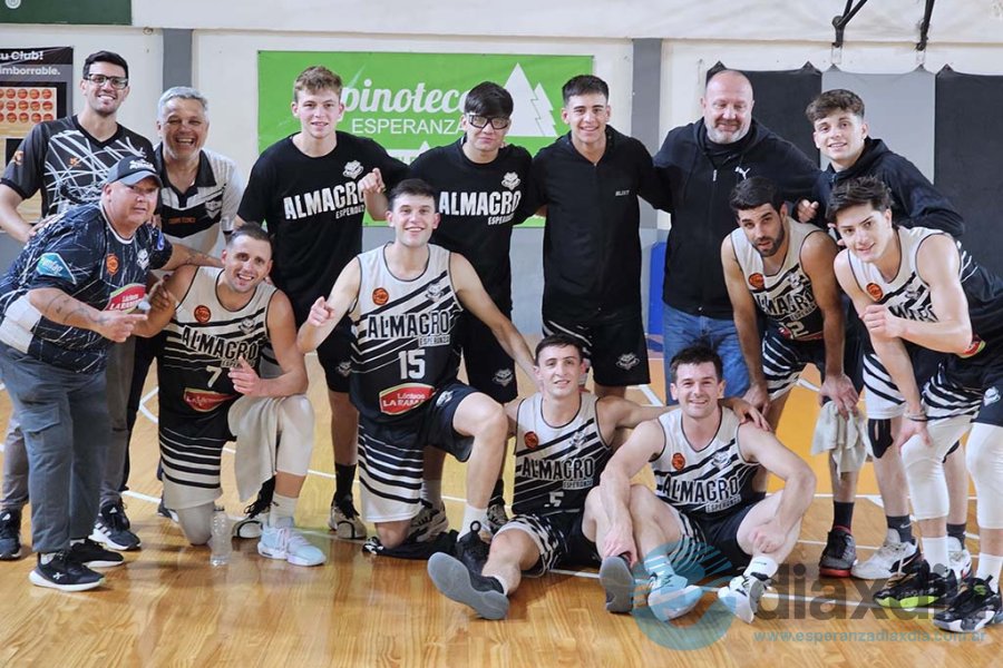 El festejo de los jugadores de Almagro en soledad
