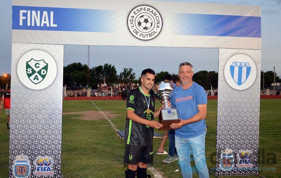 Daniel Rivero entrega la Copa LEF al capitán campeón // Foto Esperanza Día x Día