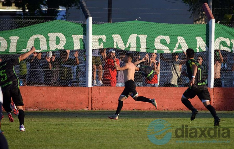 El festejo de Freyre tras su golazo // Foto Esperanza Día x Día