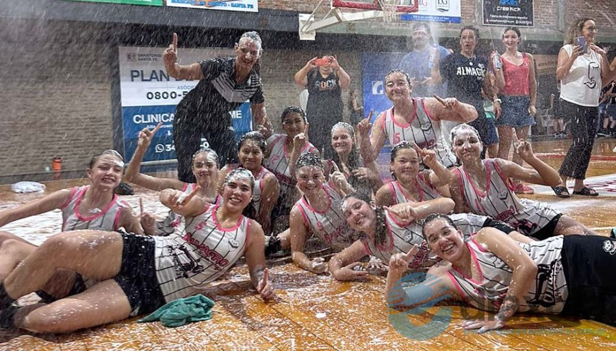El festejo de las chicas campeonas de Almagro - Foto Prensa Almagro
