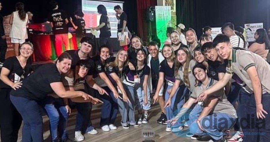 Los alumnos de las dos escuelas juntos en la premiación - RRSS Escuela 2027 Jose Estrada