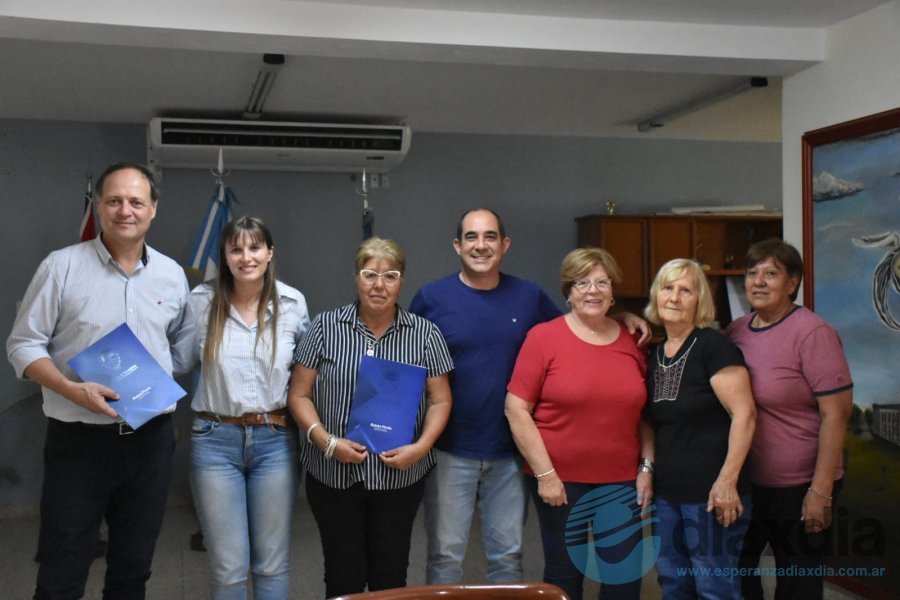 Alejandra Van Strate concretando gestiones realizadas por las instituciones de Pilar frente al Senador Rubén Pirola - Foto Senado