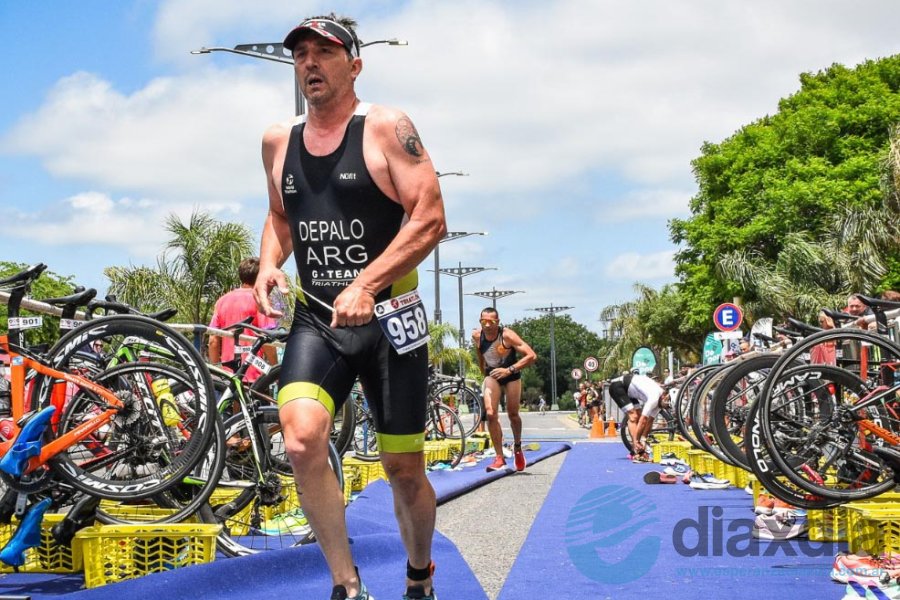Rodrigo finalizando el ciclismo en el triatlón