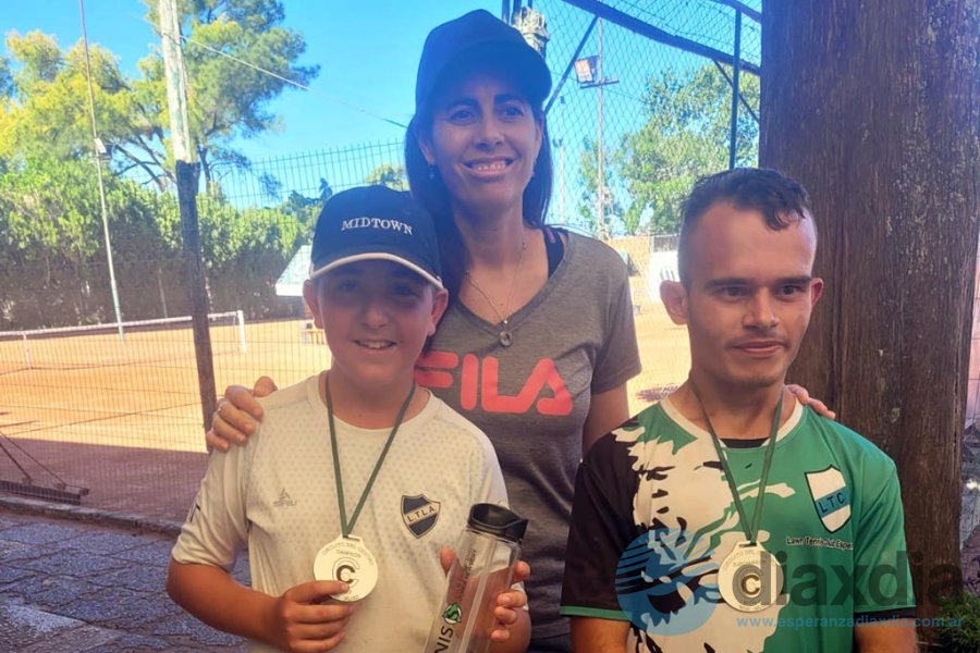 Engler y Bustamante junto a la profe en Gálvez