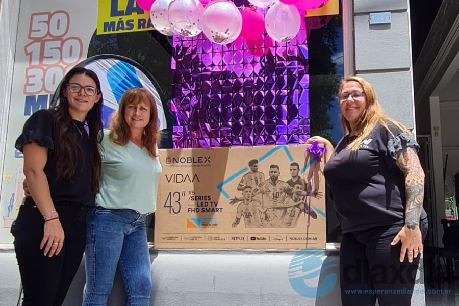 Silvana y las representantes de Wiltel Esperanza