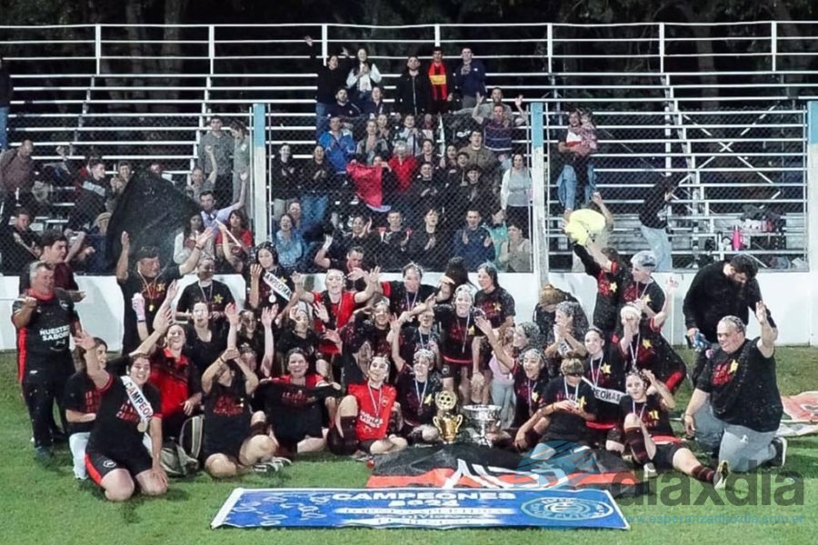 El plantel, técnicos y simpatizantes en el festejo