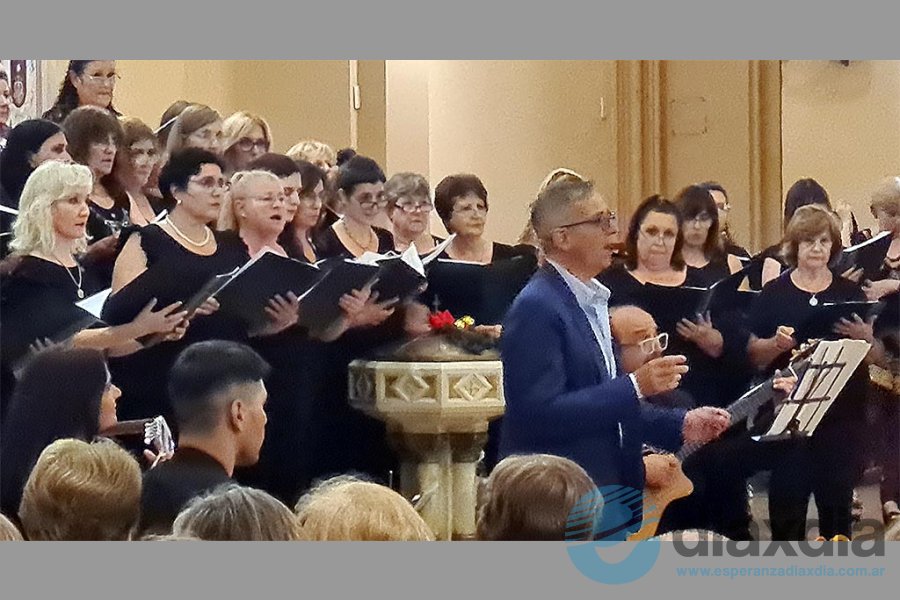 Andrés Merin junto a los coros