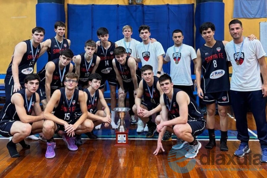 Los chicos de Santa Fe con la copa tras la final