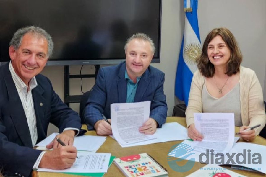 Los decanos de las tres facultades