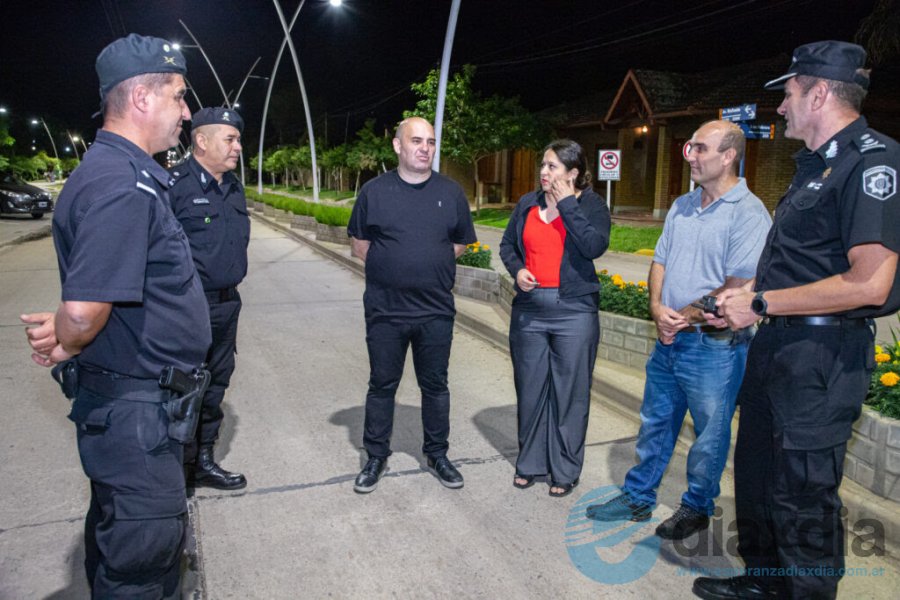 Las autoridades municipales y policiales previo al inicio de los festejos en la ciudad - Prensa Municipalidad de Esperanza