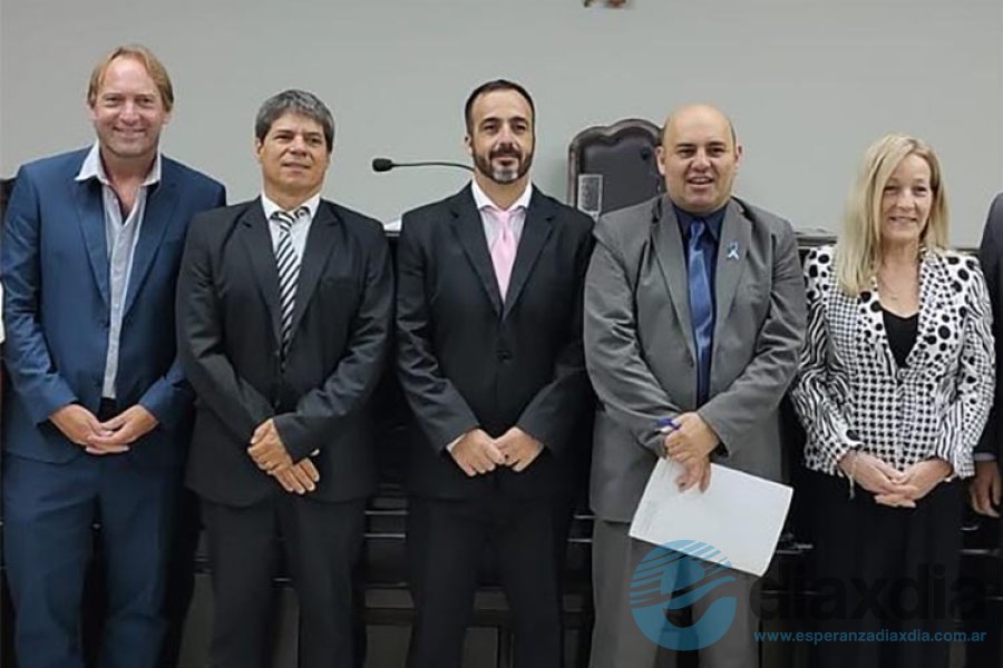 El intendente y sus concejales obedientes El intendente y sus concejales obedientes