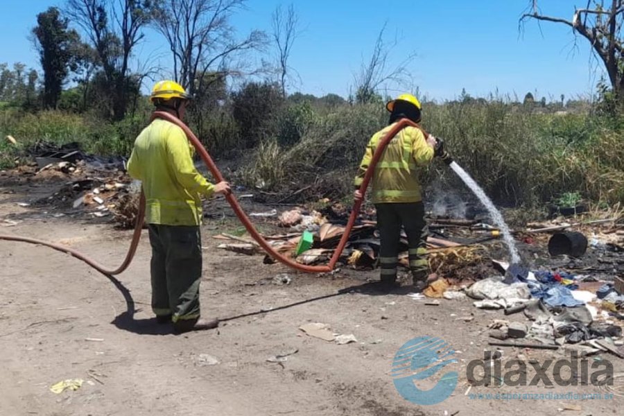 Bomberos de la ciudad en un basural este sábado