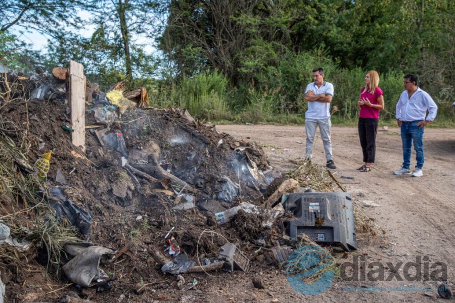 Funcionarios observan uno de los microbasurales