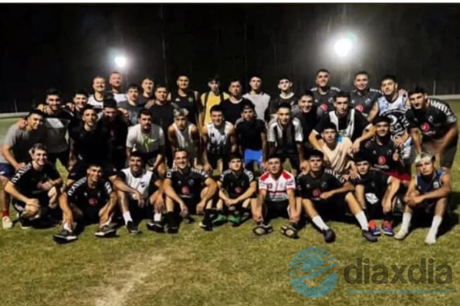 El plantel de Sportivo al finalizar una práctica