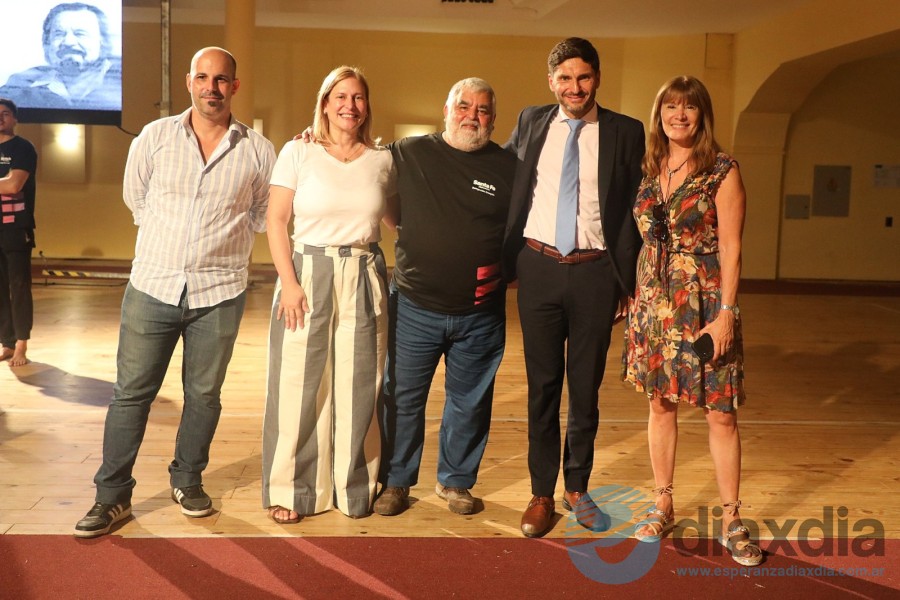 Las autoridades provinciales junto al equipo director de la delegación