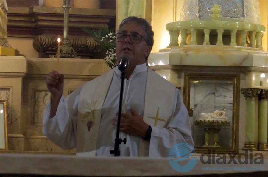 Ernesto Agüera anoche en la misa vespertina en la Basílica Natividad de Esperanza - Foto Nene Erni