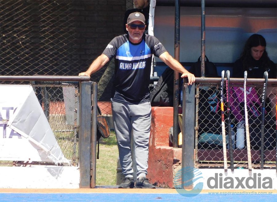 Lucas Brega el DT de hockey de Alma Juniors