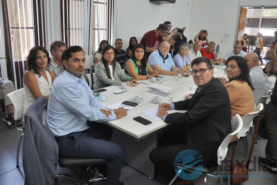 Docentes y gobierno reunidos en Trabajo