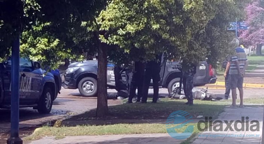 Los primeros policías en llegar cuando aún los delincuentes estaban esposados sobre el asfalto - Foto Juan Ruiz