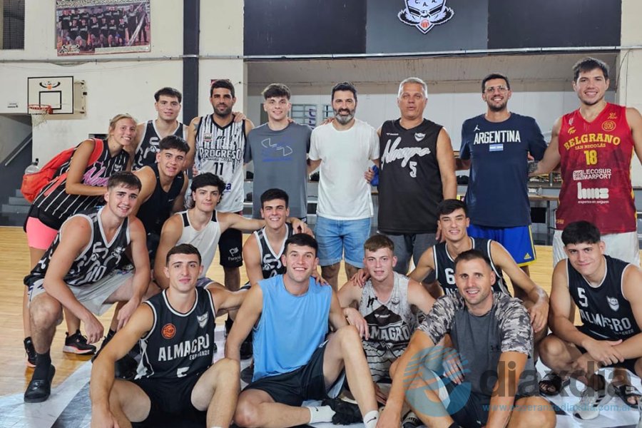 Jugadores y técnicos junto a Palmieri