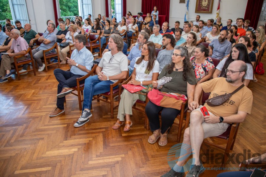 Público afectado por el cobro de sobretasa junto a los profesionales de la construcción durante la presentación - Prensa Municipalidad