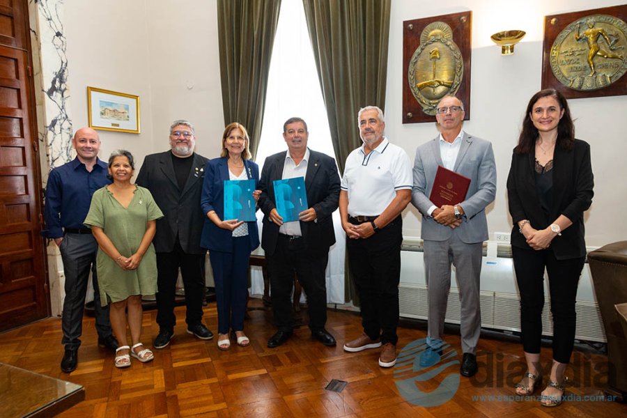 El rector, la gobernadora rotaria y autoridades
