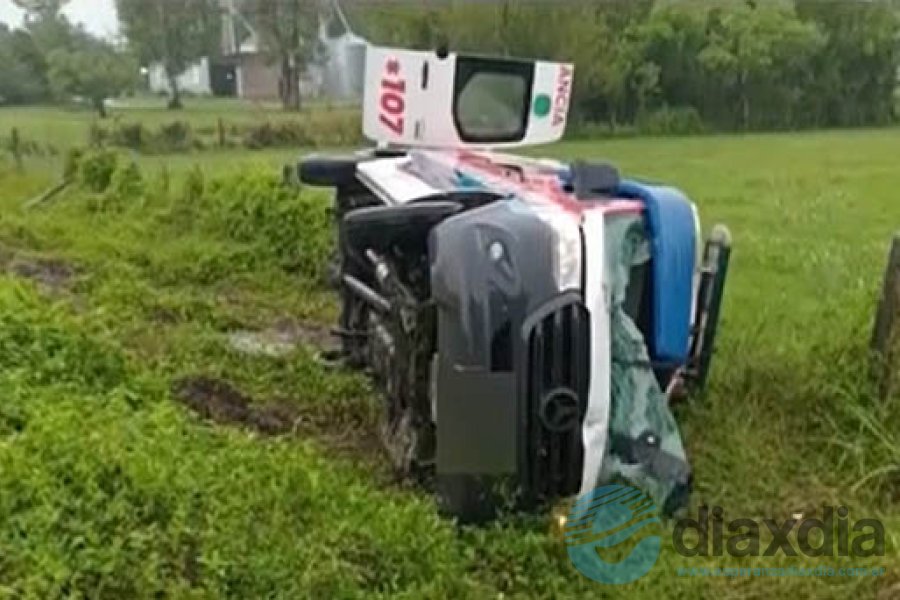 La ambulancia volcada en una banquina de R11