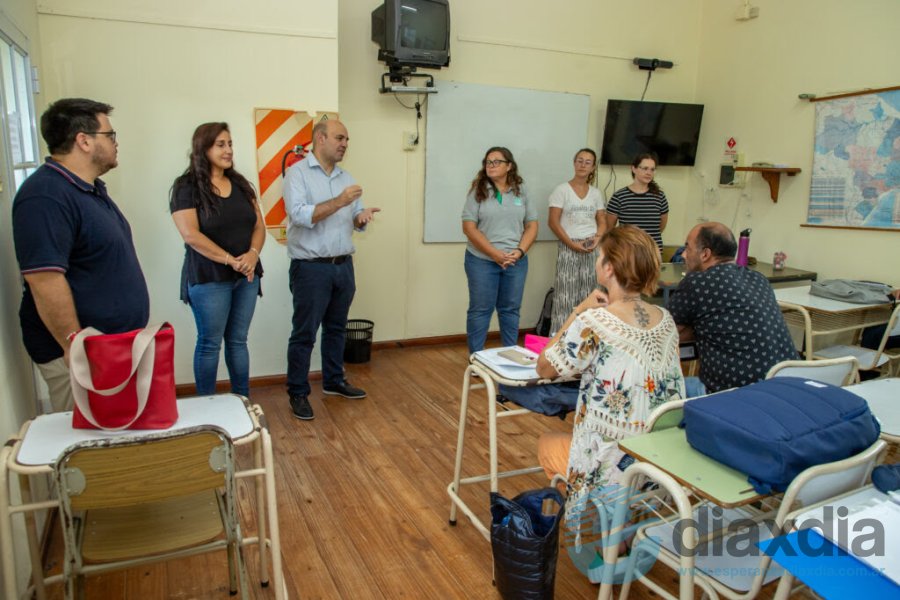El intendente en el aula comenzando el ciclo