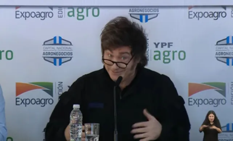 Milei prometió que el gobierno le va “a sacar el pie de la cabeza al campo”.