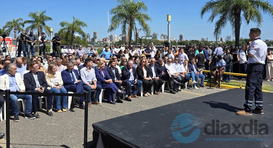 Pirola participando del acto de entrega de unidades