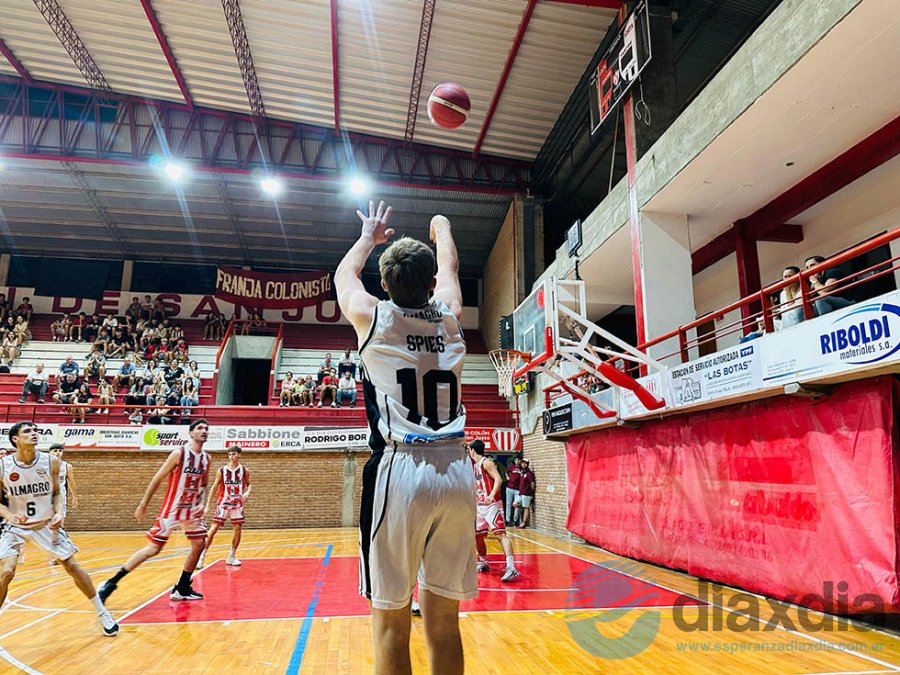 Mateo Spies lanzando para convertir en San Justo - Prensa Almagro