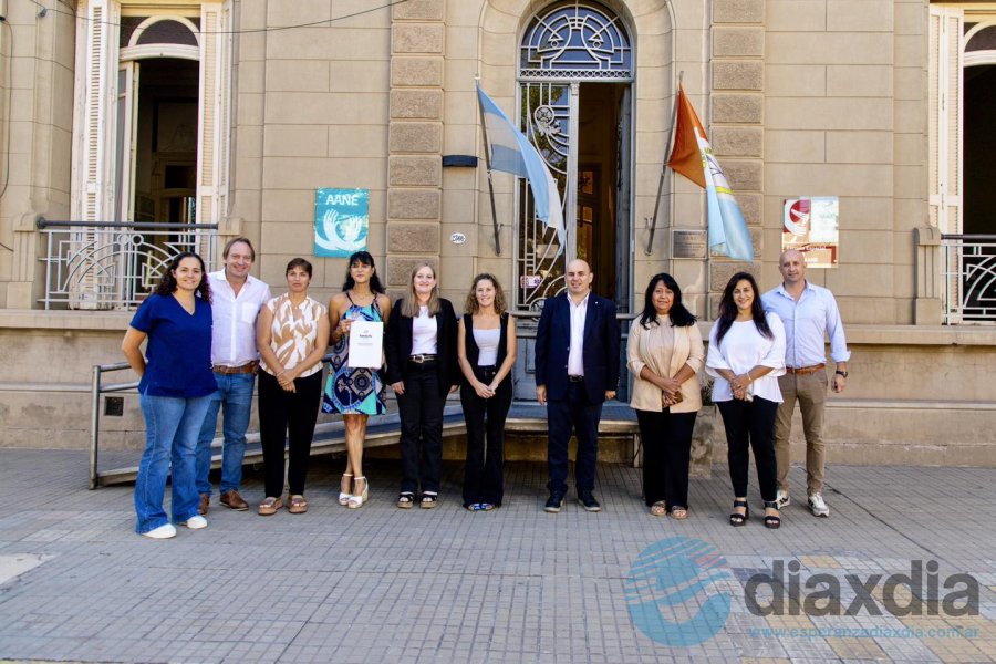 La ministra Victoria Tejeda con autoridades de AANE y referentes locales