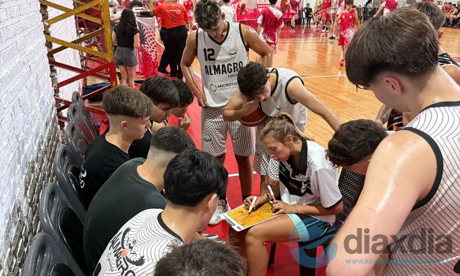 La charla técnica con los chicos U21 de Almagro - Prensa Almagro