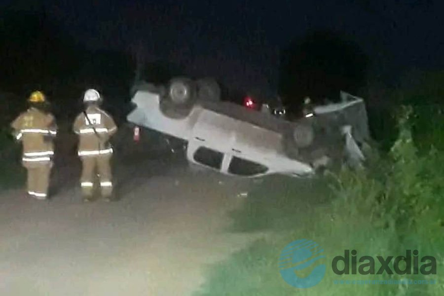 La camioneta volcada y atrás el automóvil