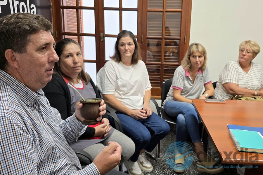 Rubén Pirola charlando con docentes y directivos