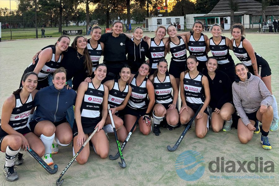 El equipo oficial de Alma Juniors tras la victoria