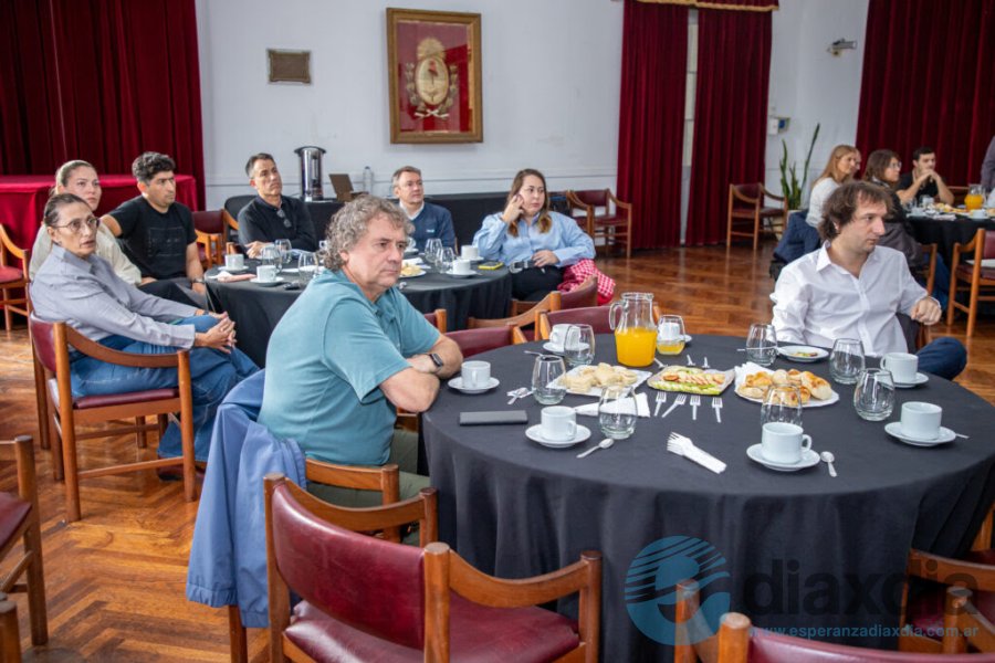 Empresarios presentes en el desayuno de trabajo
